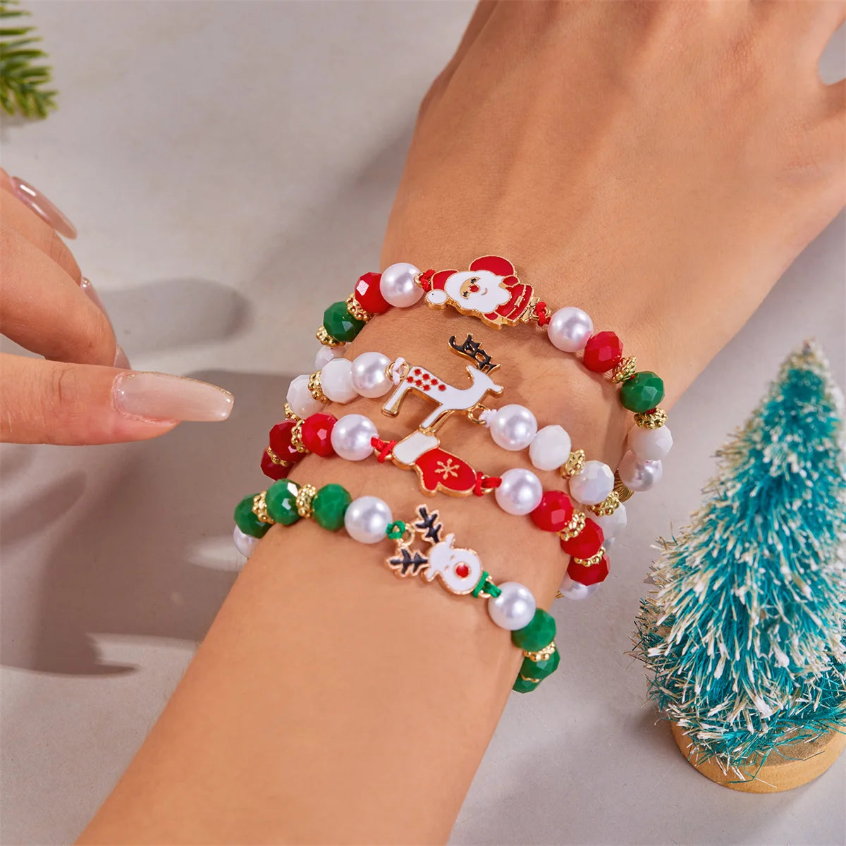 Kerst armband set met kerstboom rendier en kerstman kralen (4 stuks)