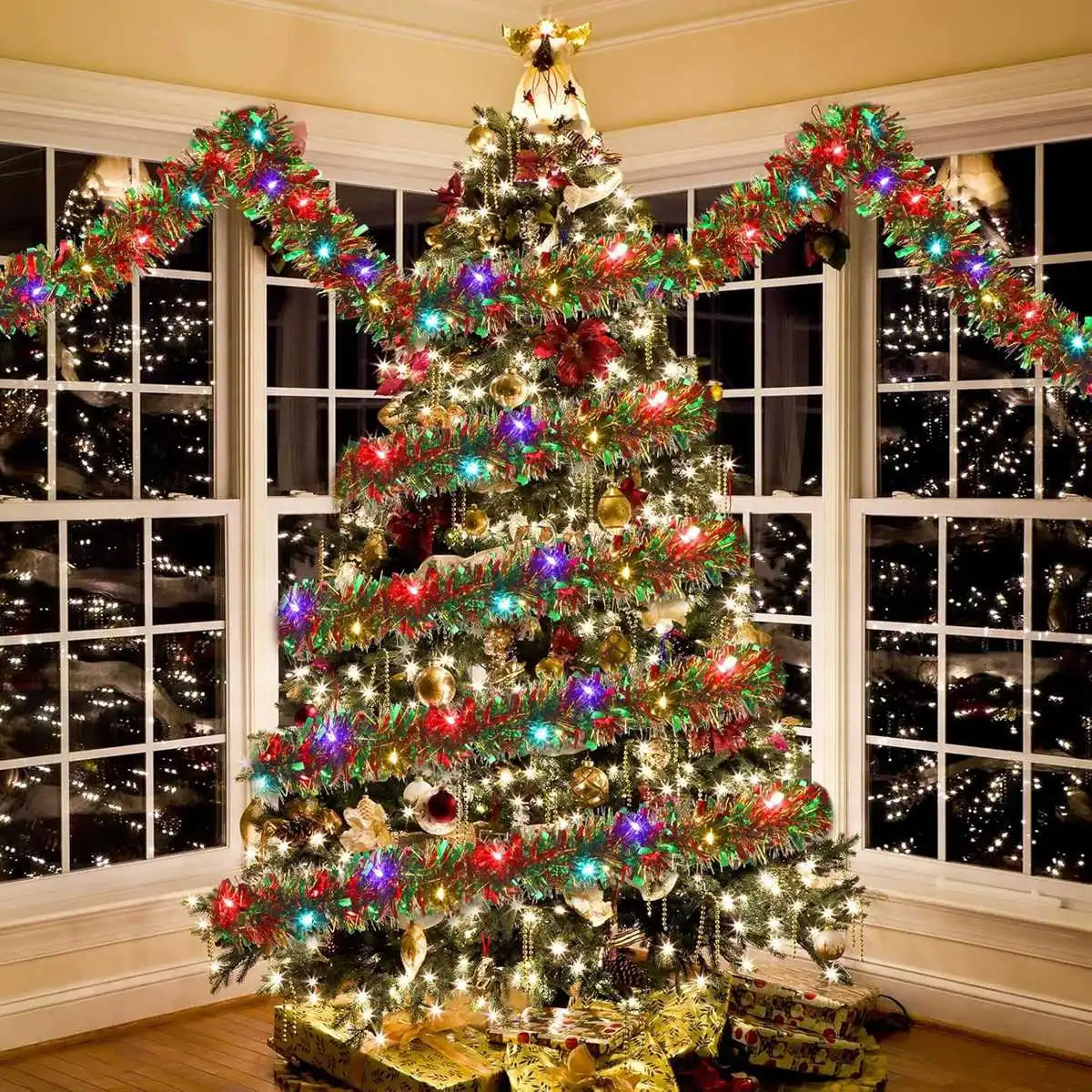 Verlichte Kerst guirlande met LED verlichting en glanzende decoratie
