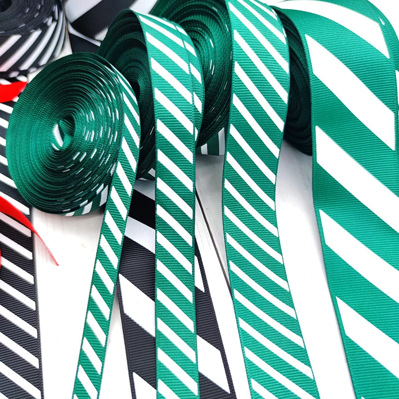 Kerst cadeauverpakking diagonaal gestreept lint voor feestelijke decoratie