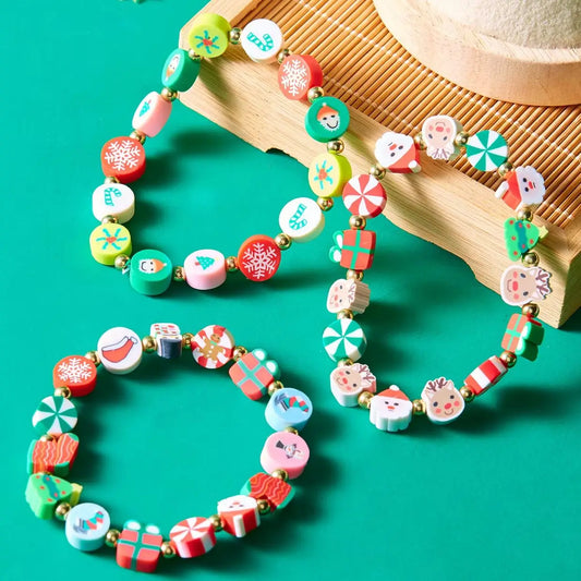 Kerst armband kleurrijk met kralen en kerstfiguren voor dames