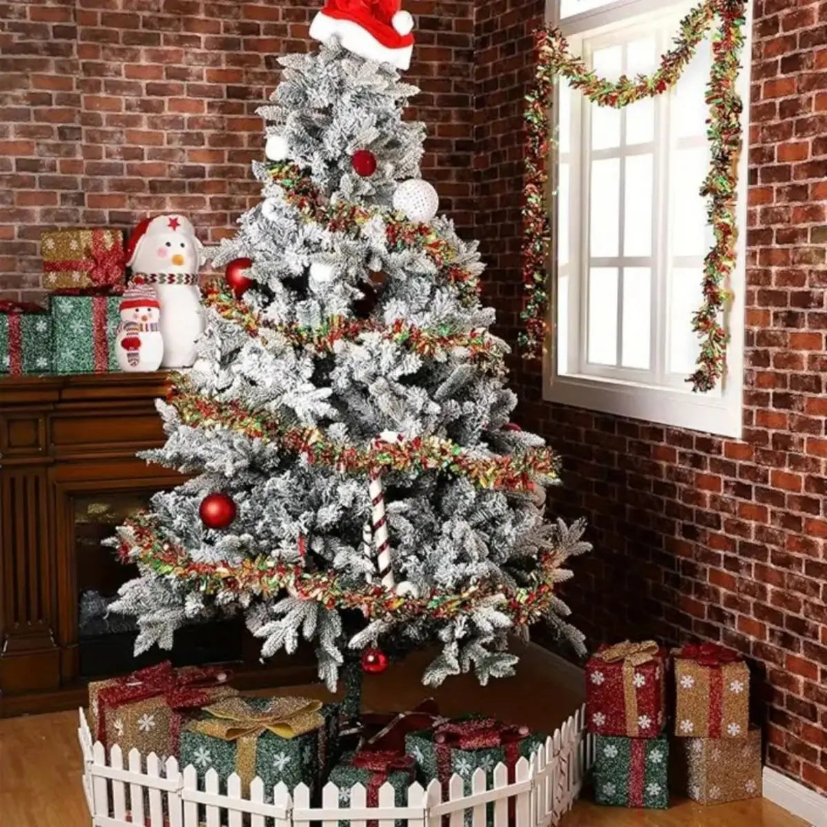 Verlichte Kerst guirlande met LED verlichting en glanzende decoratie