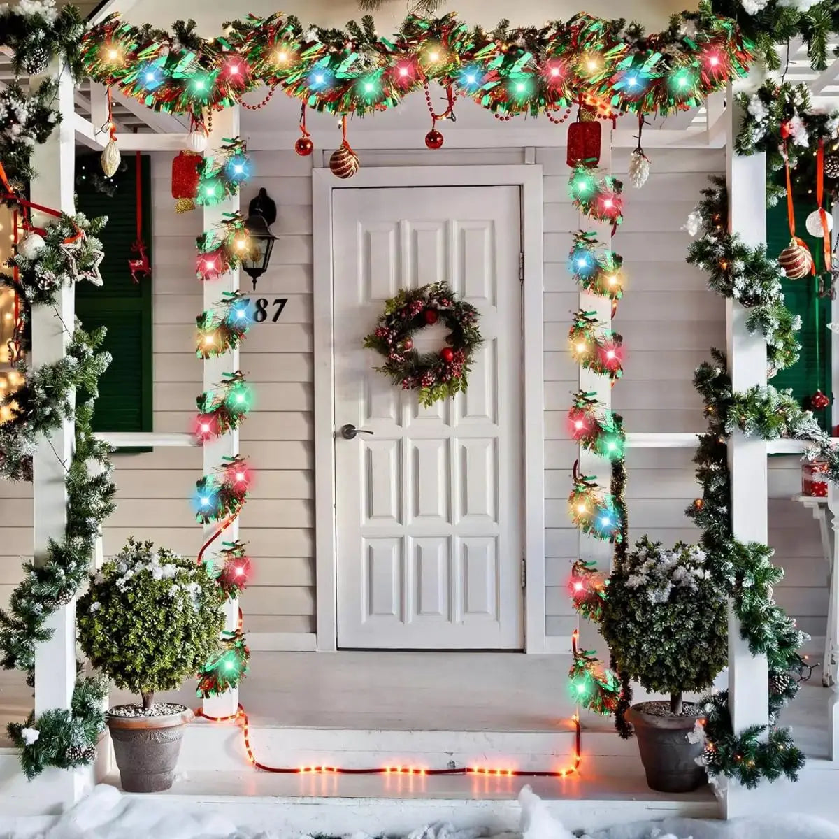 Verlichte Kerst guirlande met LED verlichting en glanzende decoratie