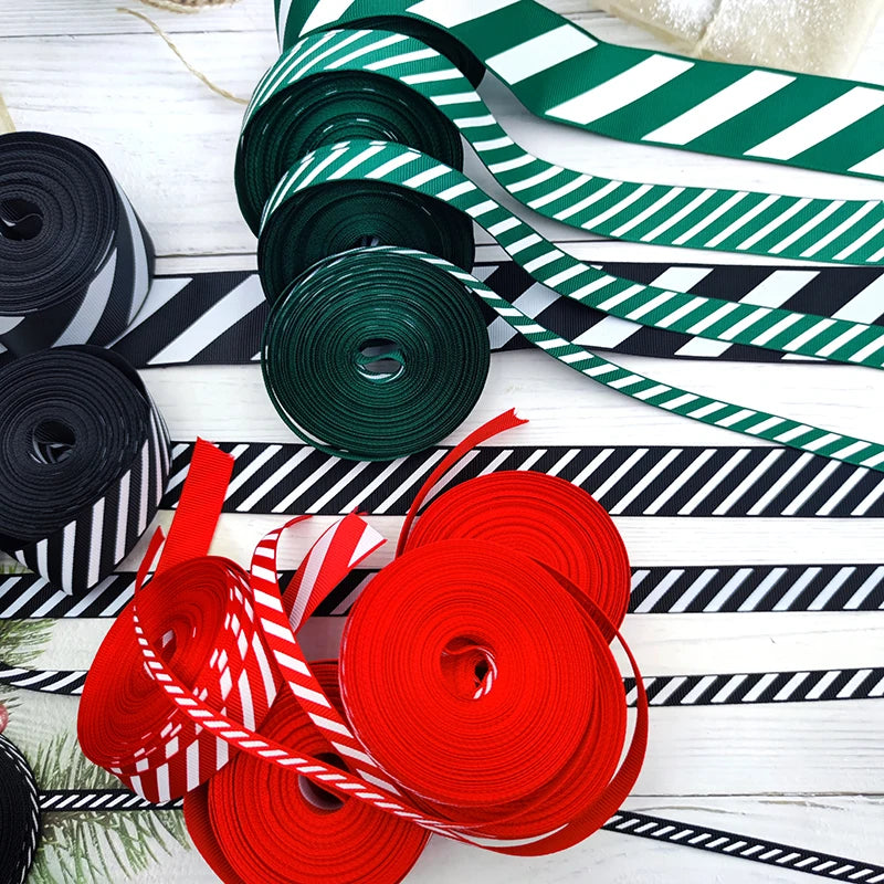 Kerst cadeauverpakking diagonaal gestreept lint voor feestelijke decoratie