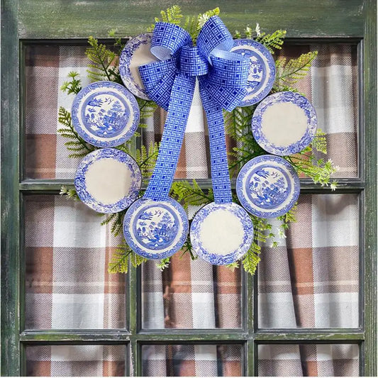 Kerst krans blauw wit rustiek farmhouse met porseleinen accenten voor deur