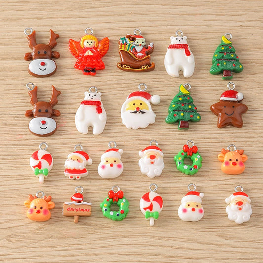 Kersthangers voor ketting of armband – 10 schattige hars bedels met kerstman en rendier