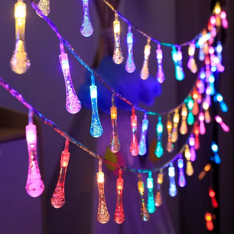 Verlichte Kerst slinger druppelvorm LED lichtjes voor sfeervolle decoratie