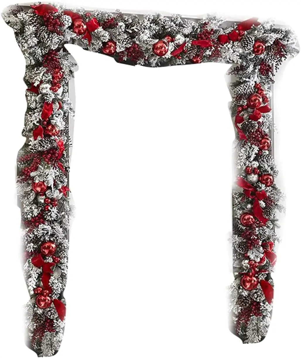 Kerst Guirlande met Flocked Groene Takken en Sfeervolle Bloemdetails