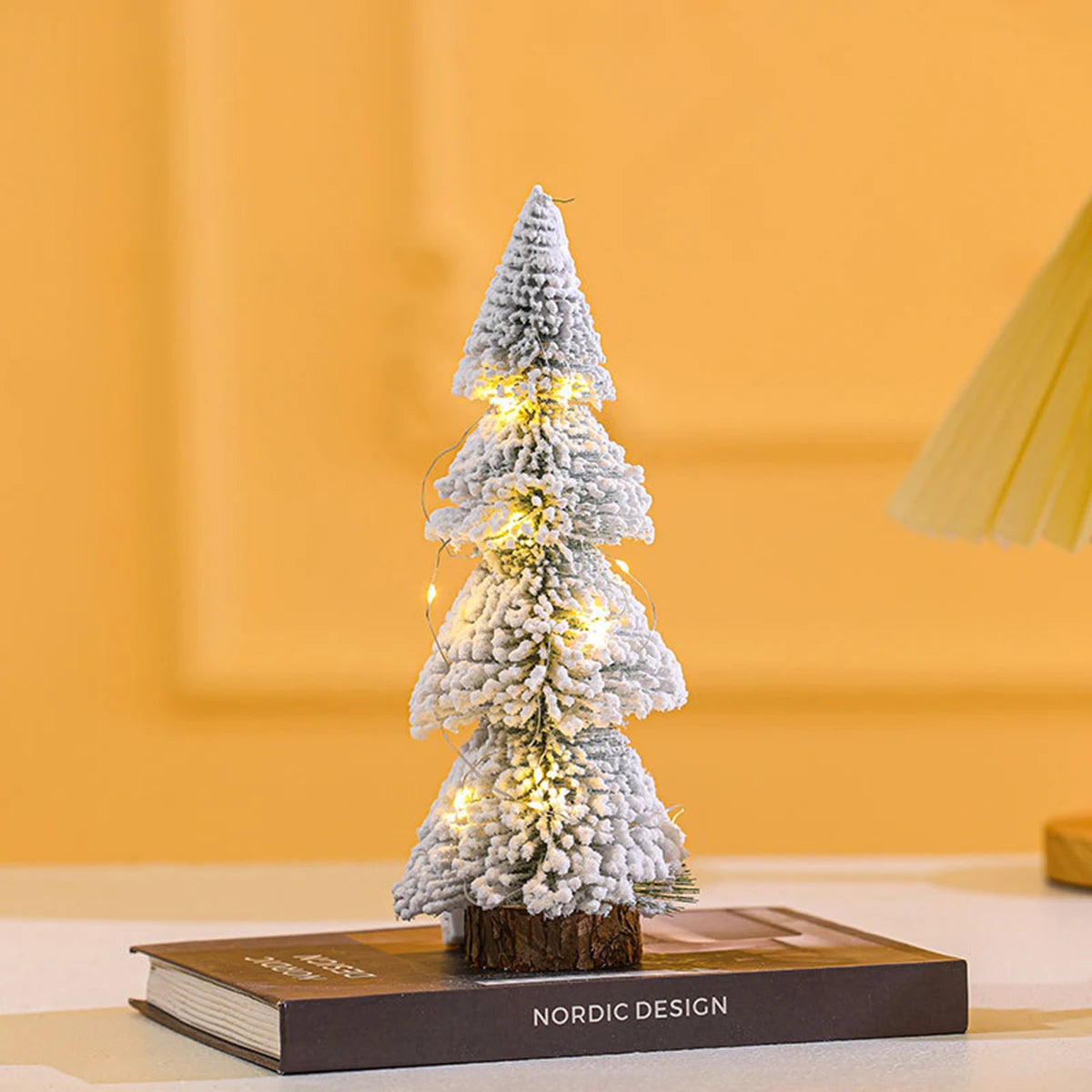 Kerst lamp mini kerstboom met witte dennennaalden voor tafel en raamdecoratie