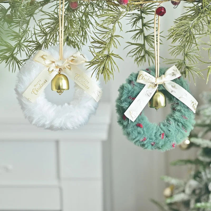 Kerst krans met pluche bel en strik – sfeervolle deur- en raamdecoratie