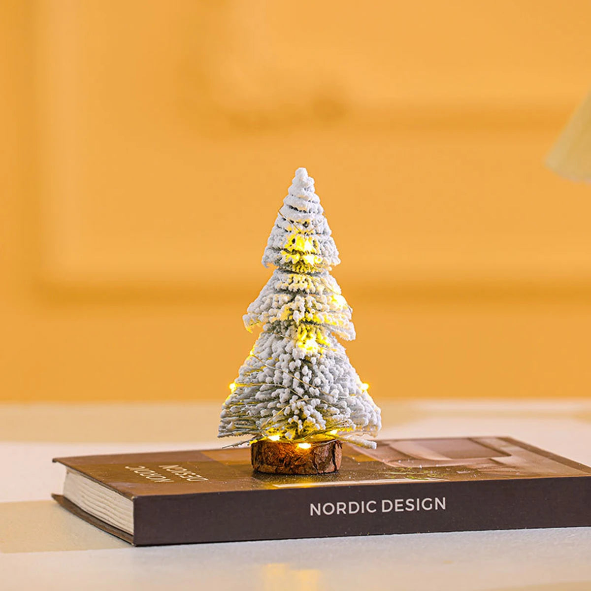 Kerst lamp mini kerstboom met witte dennennaalden voor tafel en raamdecoratie