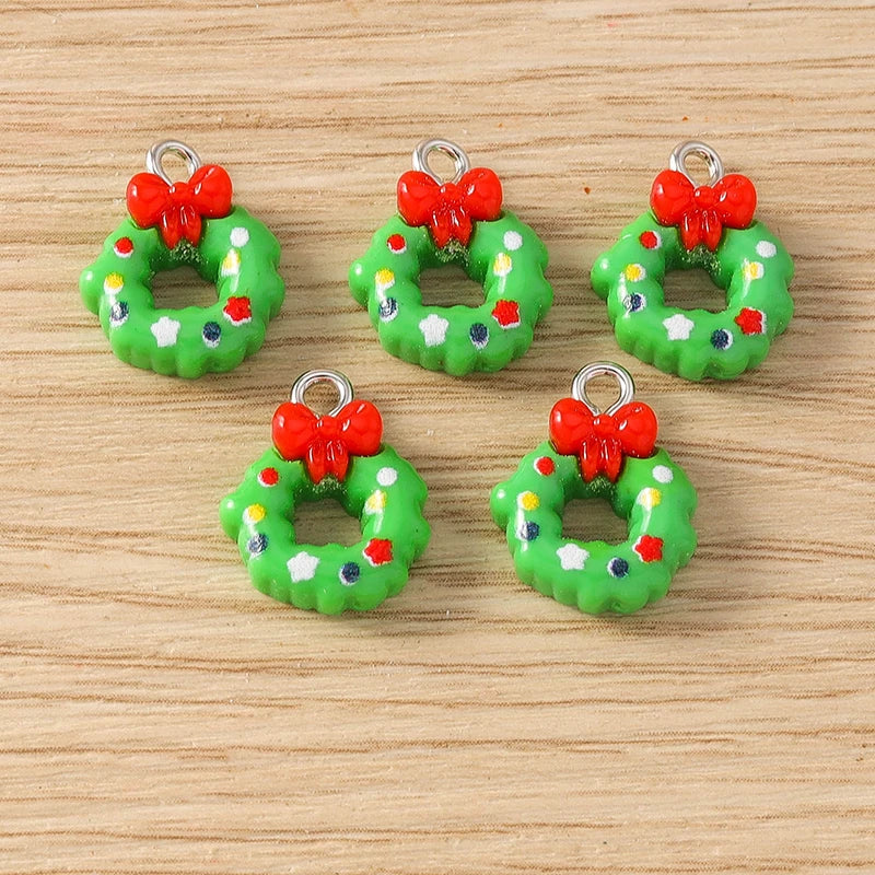 Kersthangers voor ketting of armband – 10 schattige hars bedels met kerstman en rendier