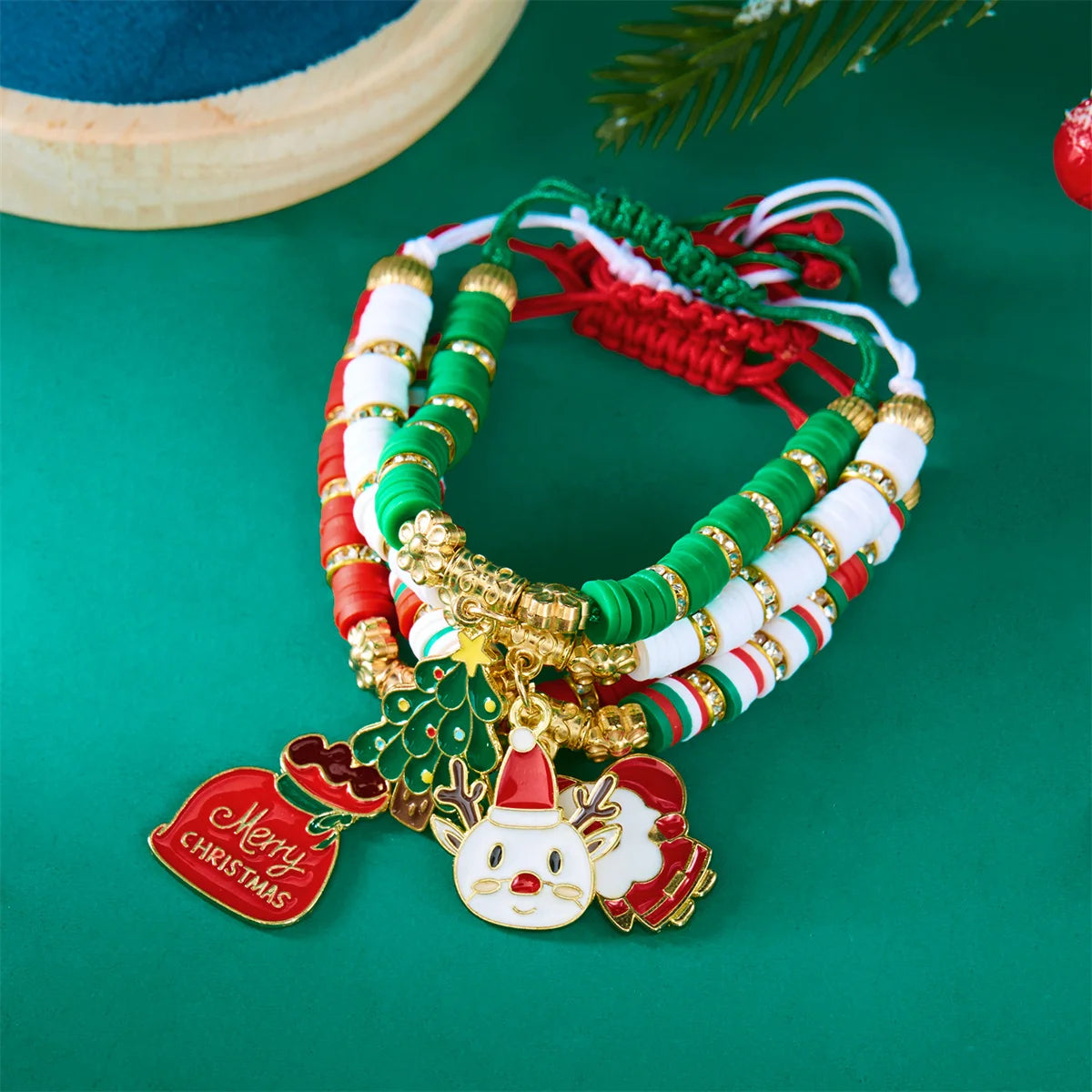 Kerst armband set met kerstboom rendier en kerstman kralen (4 stuks)