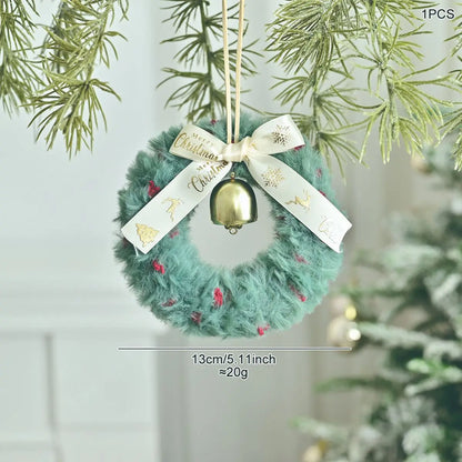 Kerst krans met pluche bel en strik – sfeervolle deur- en raamdecoratie