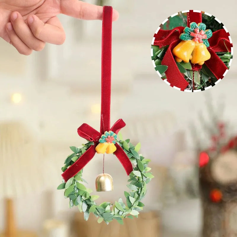 Kerst krans met bel, kunstgroen en fluwelen strik voor deur of haard