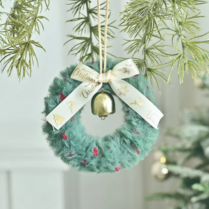 Kerst krans met pluche bel en strik – sfeervolle deur- en raamdecoratie