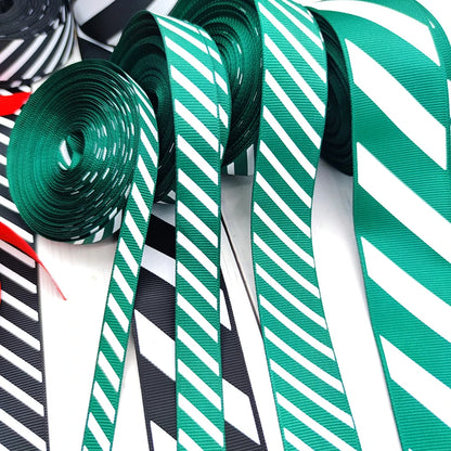 Kerst cadeauverpakking diagonaal gestreept lint voor feestelijke decoratie