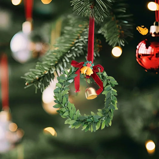 Kerst krans met bel, kunstgroen en fluwelen strik voor deur of haard