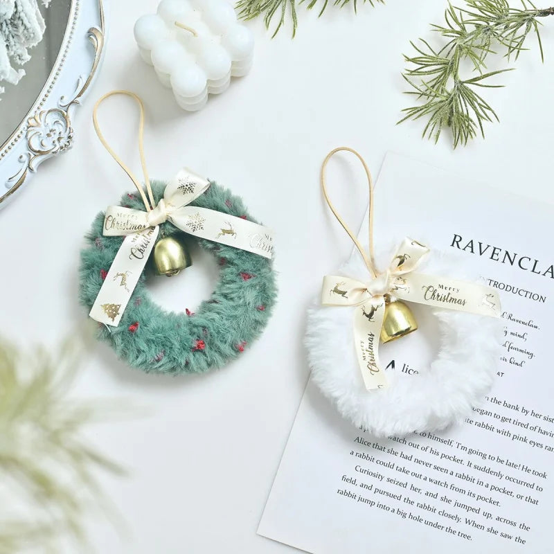 Kerst krans met pluche bel en strik – sfeervolle deur- en raamdecoratie