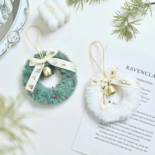 Kerst krans met pluche bel en strik – sfeervolle deur- en raamdecoratie