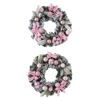 Kerst krans met roze strik – stijlvolle winterdecoratie voor deur en muur