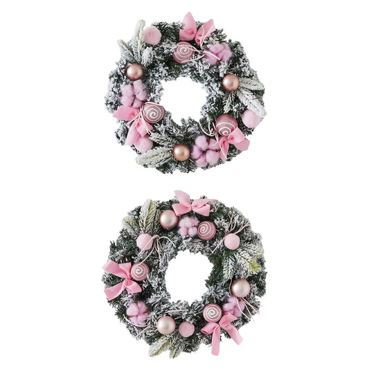 Kerst krans met roze strik – stijlvolle winterdecoratie voor deur en muur