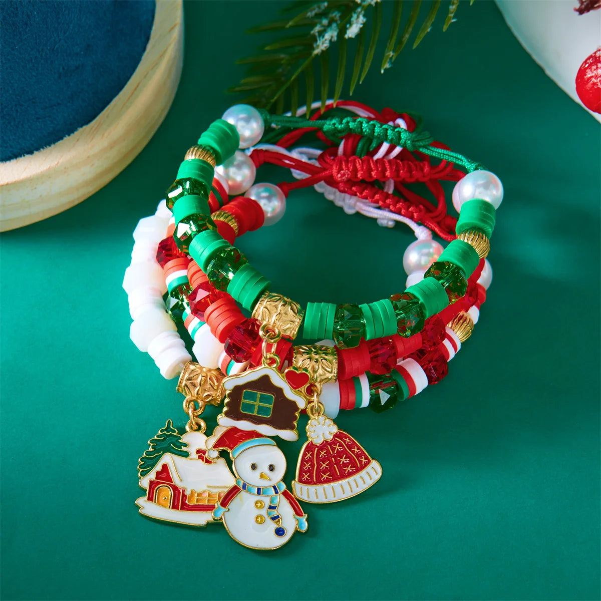 Kerst armband set met kerstboom rendier en kerstman kralen (4 stuks)