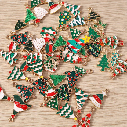 Kerst hanger/bedel voor ketting of armband – Mix van 10 modieuze emaille kerstboom bedels