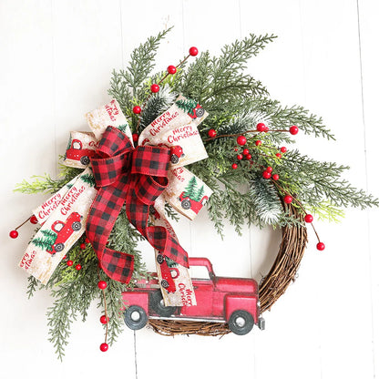 Kerst krans vintage rode truck met dennenappels en wintergroene accenten
