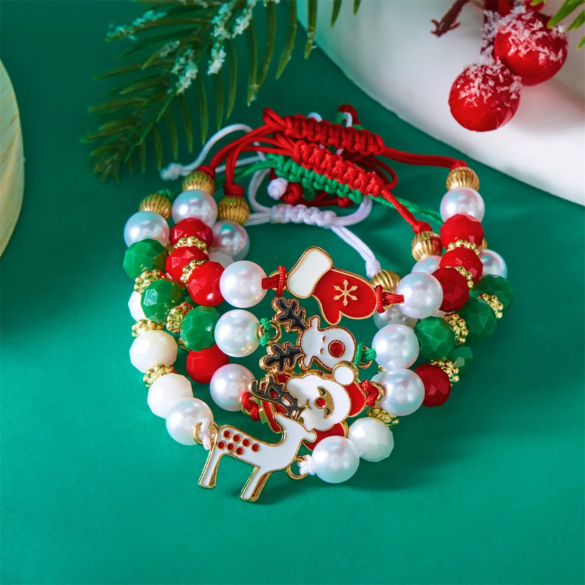 Kerst armband set met kerstboom rendier en kerstman kralen (4 stuks)