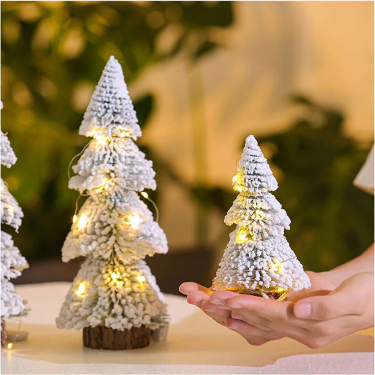 Kerst lamp mini kerstboom met witte dennennaalden voor tafel en raamdecoratie