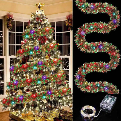 Verlichte Kerst guirlande met LED verlichting en glanzende decoratie