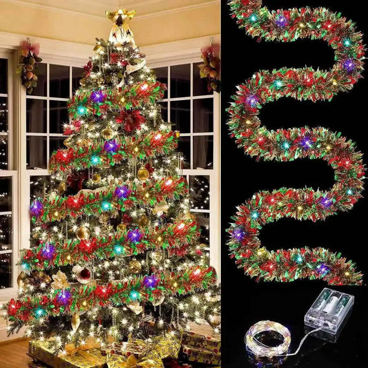 Verlichte Kerst guirlande met LED verlichting en glanzende decoratie