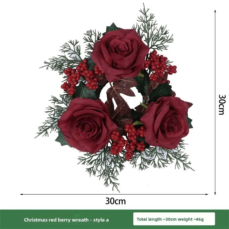 Kerst krans met rode bessen en kaarshouder voor sfeervolle tafeldecoratie