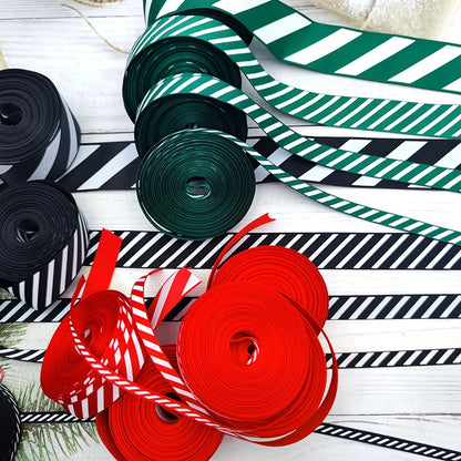 Kerst cadeauverpakking diagonaal gestreept lint voor feestelijke decoratie