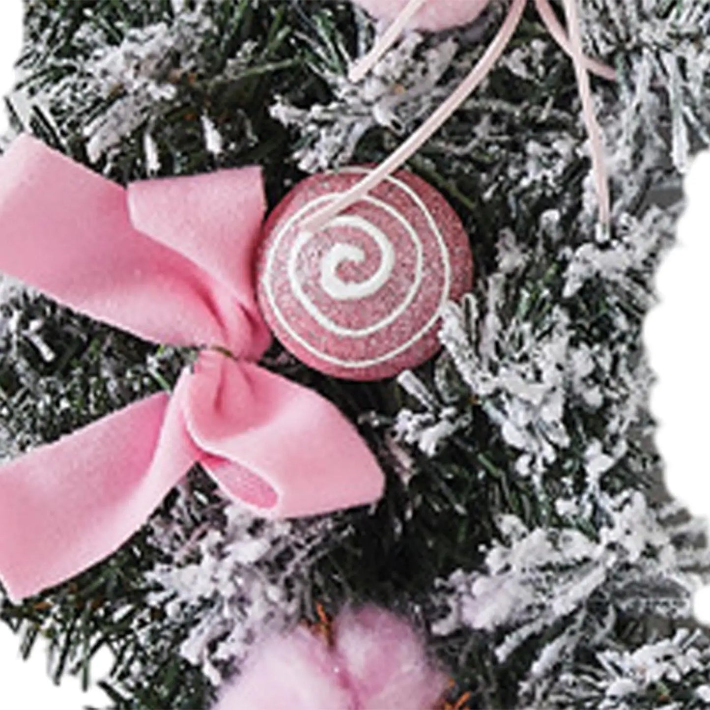 Kerst krans met roze strik – stijlvolle winterdecoratie voor deur en muur