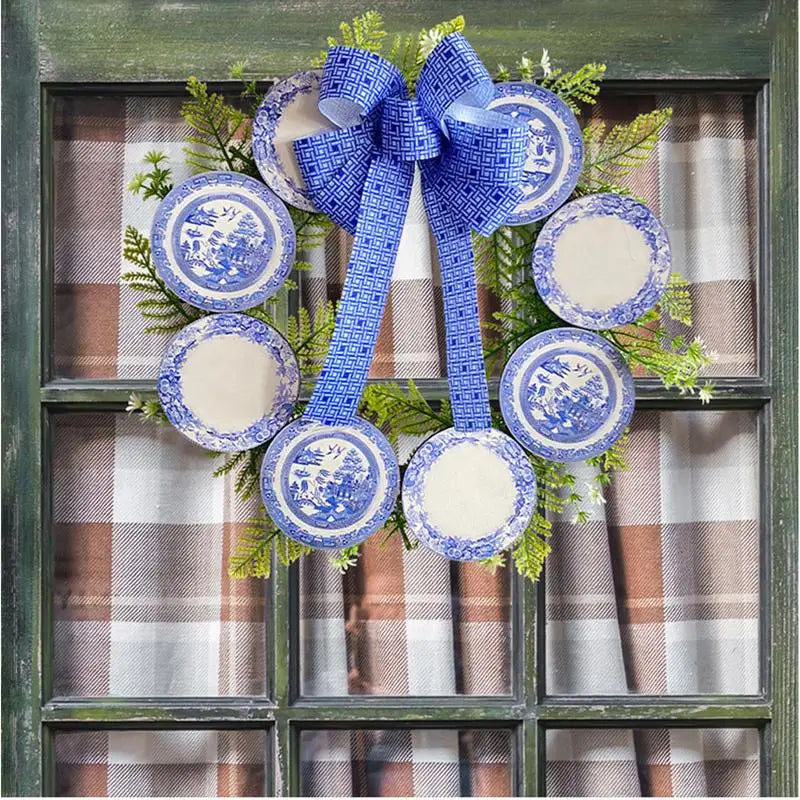 Kerst krans blauw wit rustiek farmhouse met porseleinen accenten voor deur