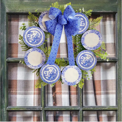 Kerst krans blauw wit rustiek farmhouse met porseleinen accenten voor deur