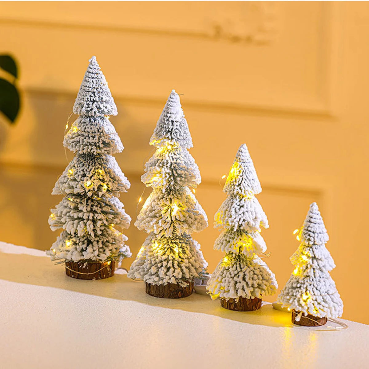 Kerst lamp mini kerstboom met witte dennennaalden voor tafel en raamdecoratie