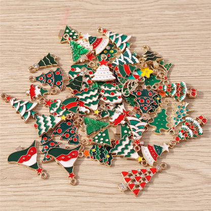 Kerst hanger/bedel voor ketting of armband – Mix van 10 modieuze emaille kerstboom bedels