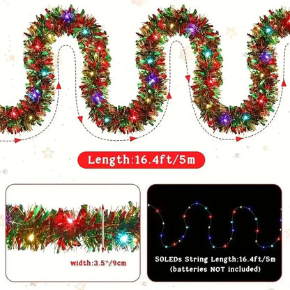 Verlichte Kerst guirlande met LED verlichting en glanzende decoratie