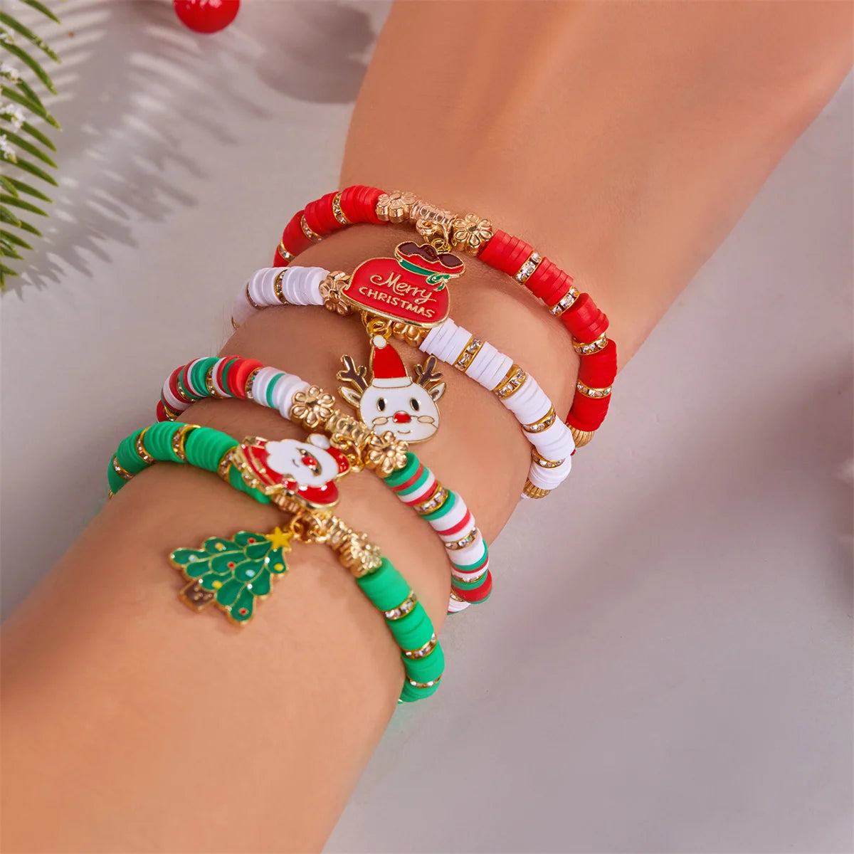Kerst armband set met kerstboom rendier en kerstman kralen (4 stuks)