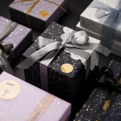 Kerst cadeau verpakking – Luxe bloemig inpakpapier met gouden & zilveren accenten