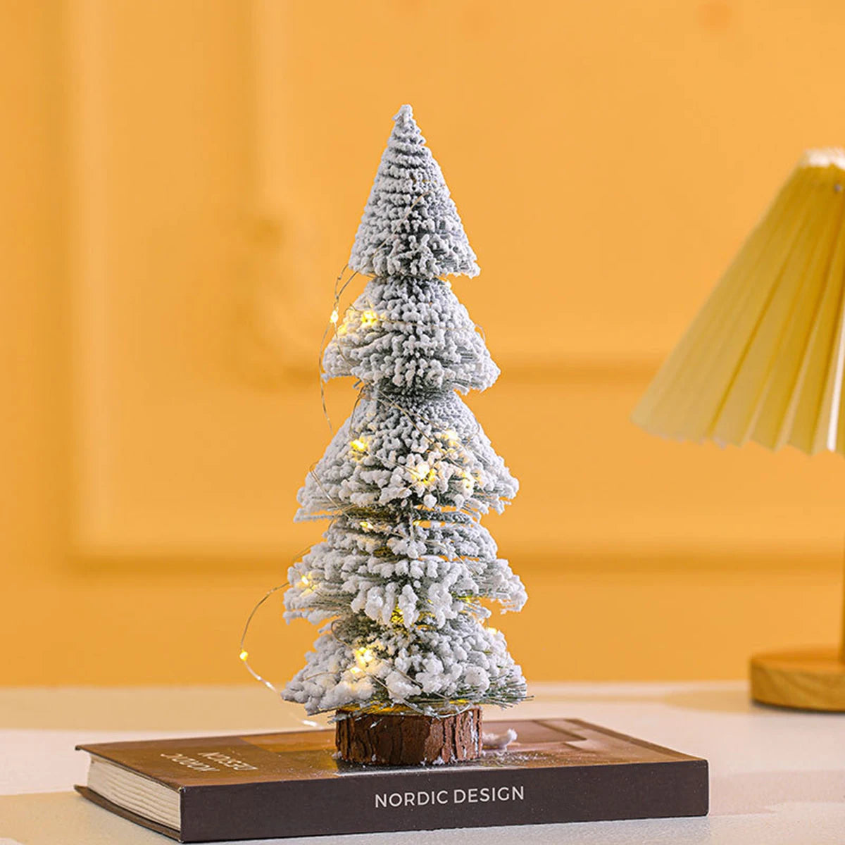 Kerst lamp mini kerstboom met witte dennennaalden voor tafel en raamdecoratie