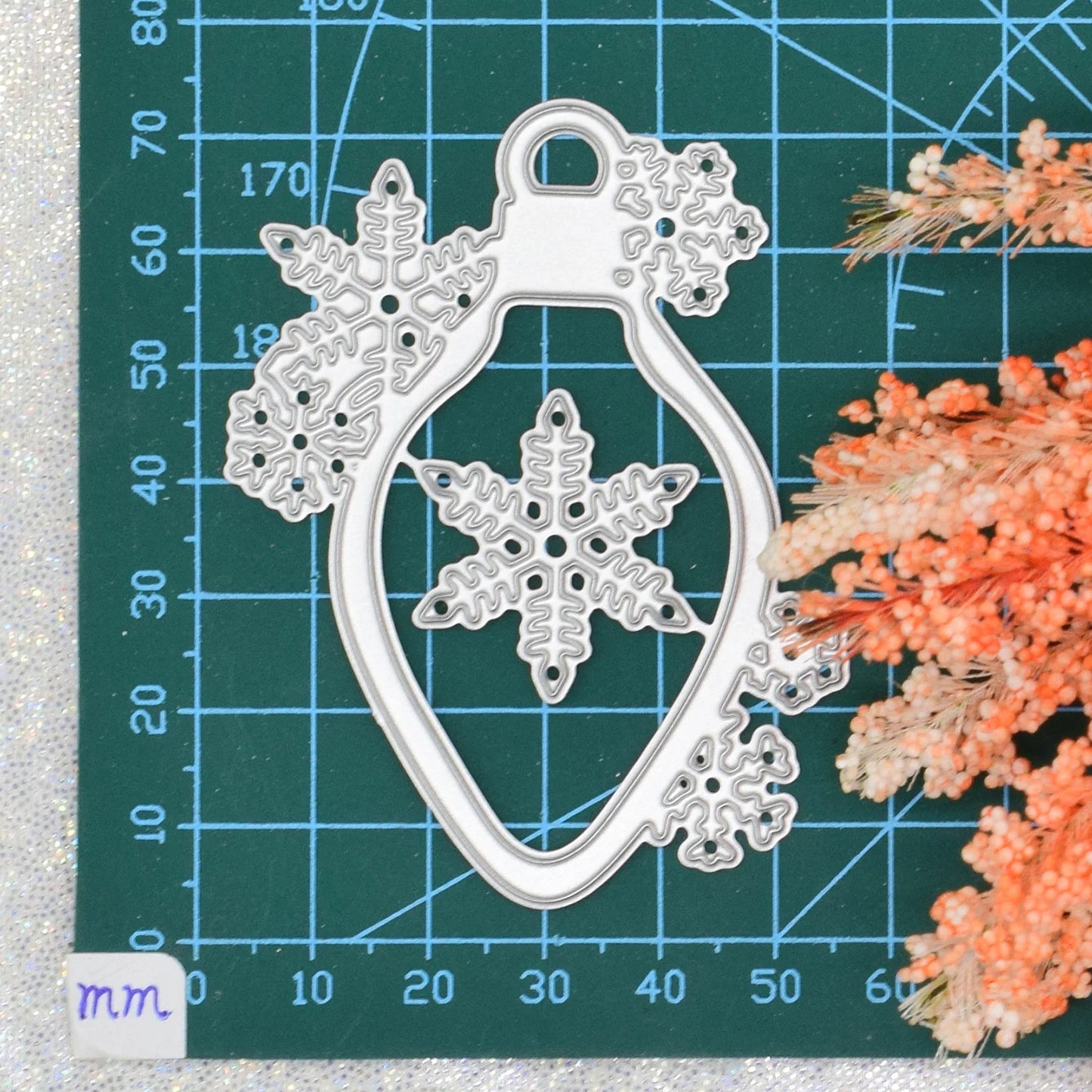 Snijmal sneeuwvlok bel lichtpeertje voor kaarten en papierkunst