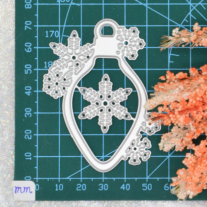 Snijmal sneeuwvlok bel lichtpeertje voor kaarten en papierkunst