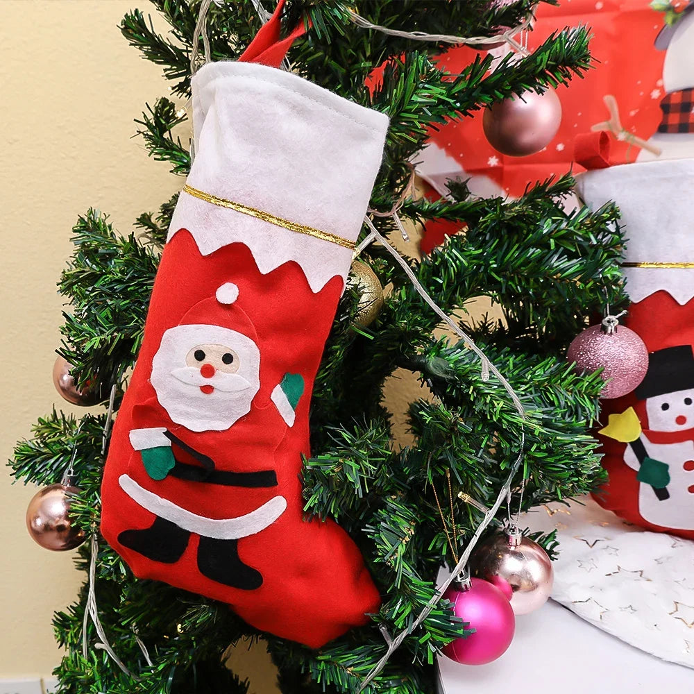Kerst sok (decoratief) met Kerstman, sneeuwpop en kerstboom – feestelijke hangdecoratie en cadeauzakje