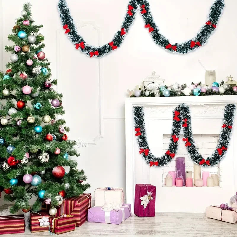 Kerst Guirlande met Strik en Glanzend Lint – Groene Decoratieve Slinger voor Boom, Krans en Feestdecoratie