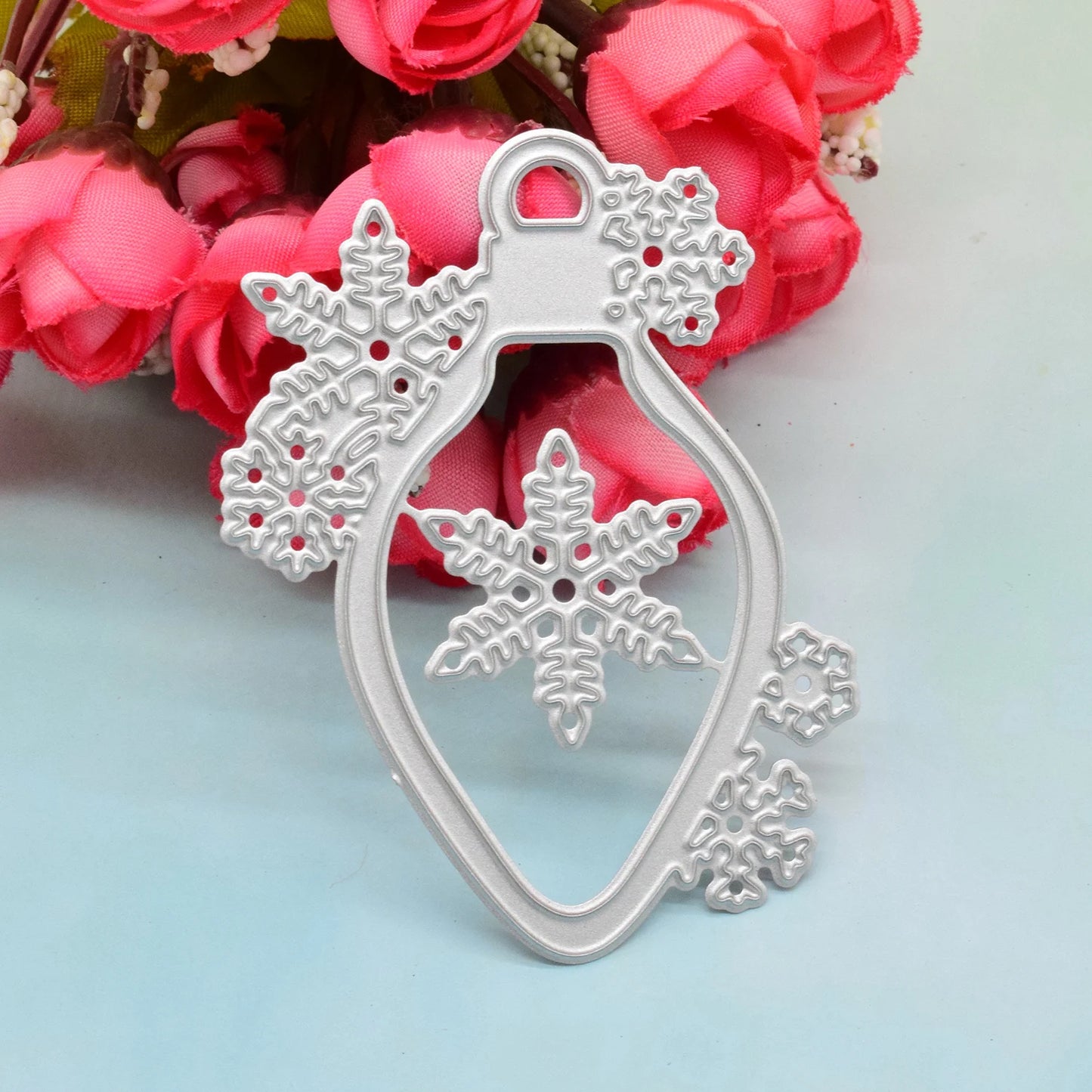 Snijmal sneeuwvlok bel lichtpeertje voor kaarten en papierkunst