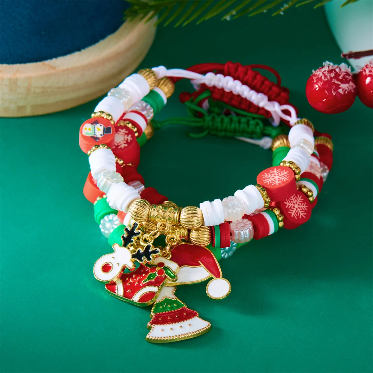 Kerst armband set met kerstboom rendier en kerstman kralen (4 stuks)